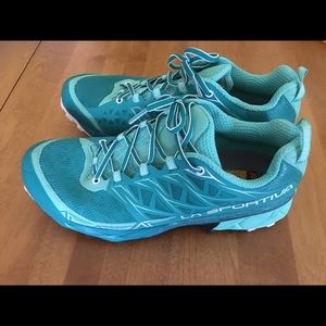 Women’s NWT Running Shoes Sz 8.5 Med